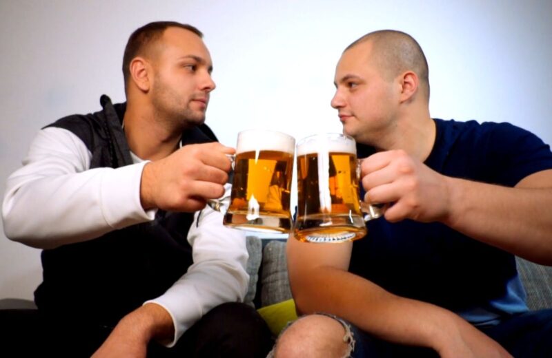 Pivo kratkoročno opušta, ali dugoročno može izazvati bolesti jetre, srce, rak i zavisnost.