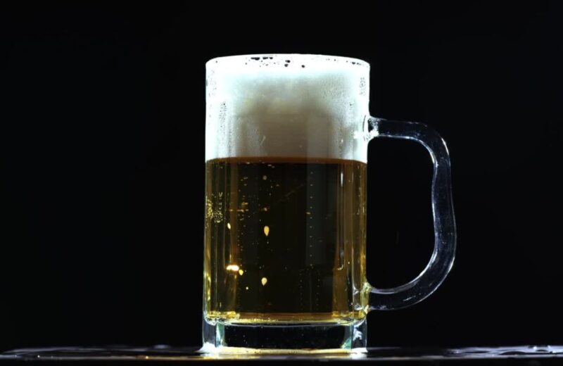 Pivo sadrži vitamine B i silicijum koji podržavaju nervni sistem i zdravlje kostiju, ali umereno.
