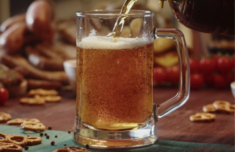 Pivo sadrži vodu, ječam, hmelj i kvasac; bezalkoholno pivo često je prihvatljivo tokom posta umereno.